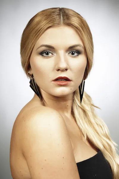 Ładny model blondynka w studio portret — Zdjęcie stockowe
