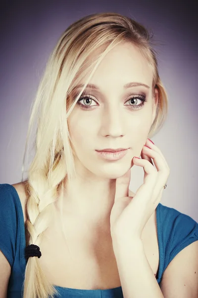 Blond, søt jente som poserer til studioportrett – stockfoto