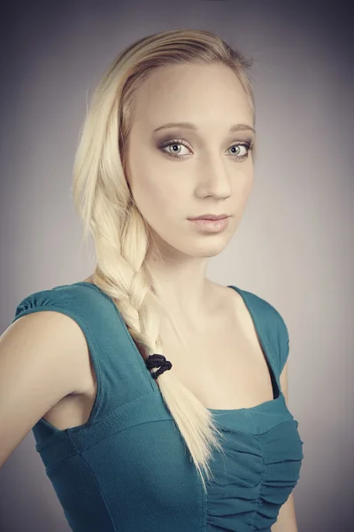 Blondes Model in Kleidern posiert im Studio — Stockfoto