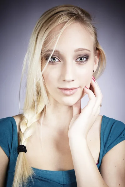 Portret van jonge blonde model — Stockfoto