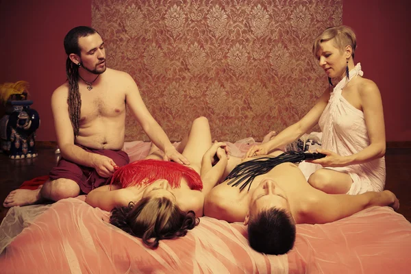Пара насолоджується масажними ритуалами в студії тантри — стокове фото