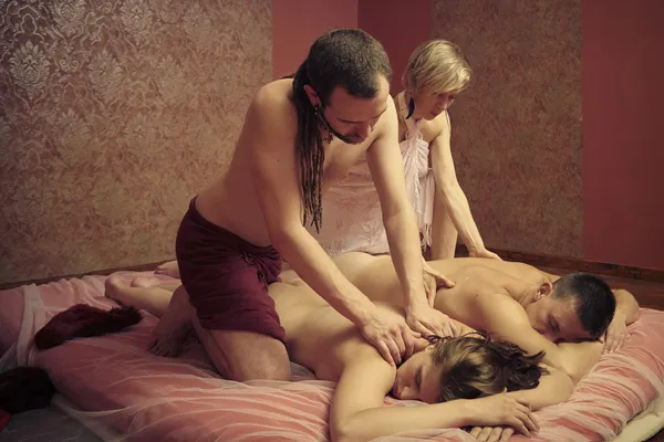 Тантра масаж пари клієнтів — стокове фото