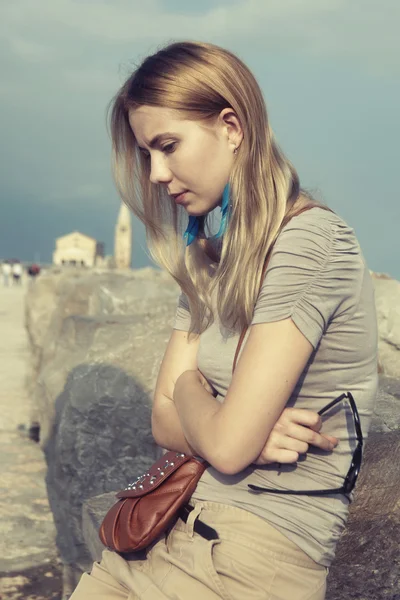 Nice girl on sea shore promenade in Italy - Caorle — Stock Photo, Image