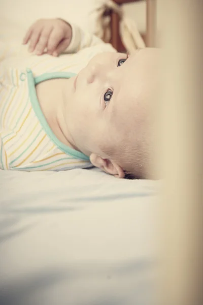 Mały chłopiec relaks na łóżku — Zdjęcie stockowe