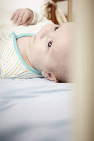 Kleiner Junge liegt auf Bett — Stockfoto