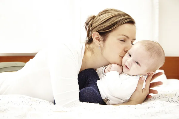 Mamma kysser hennes son — Stockfoto