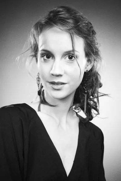 Monochromes Porträt eines rothaarigen Mädchens im Studio — Stockfoto