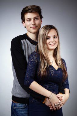 güzel bir çift stüdyoda poz