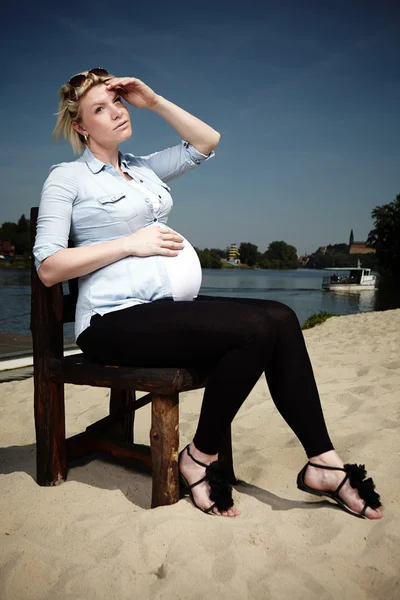 Bella donna incinta godendo giornata di sole — Foto Stock