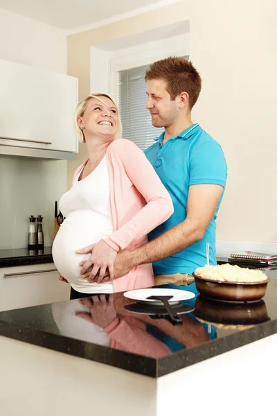 Joli couple dans la cuisine — Photo