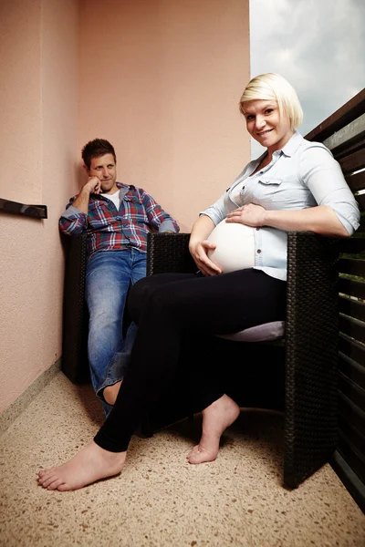 Están esperando a un tercer miembro de la familia — Foto de Stock