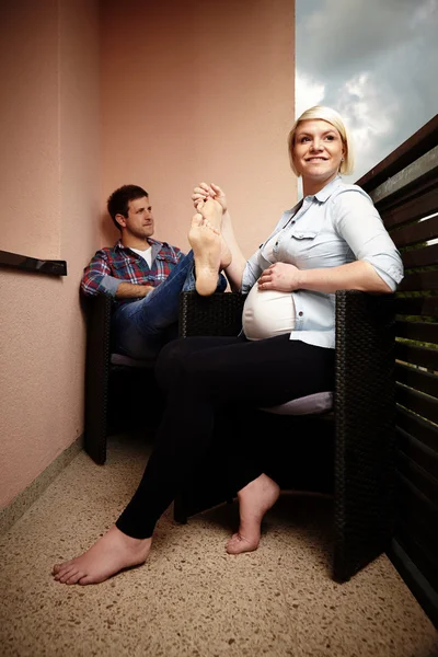 Donna incinta e il suo uomo — Foto Stock