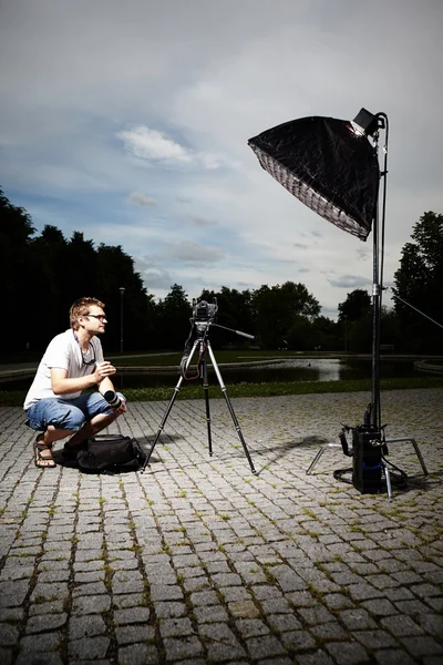 Photographer working on location with lights — Stock Photo, Image