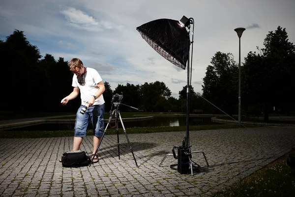 Preparing camera for shooting — Stock Photo, Image