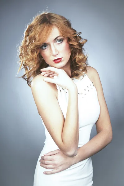 Model met rood haar poseren in studio — Stockfoto