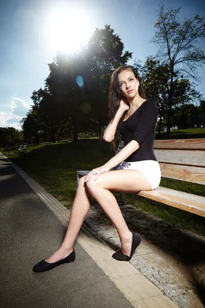 Chica elegante al aire libre —  Fotos de Stock