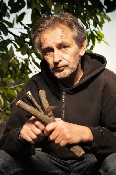 Homem Mais Velho Fazendo Estilingue Tradicional Garfo Madeira Banco Parque — Fotografia de Stock