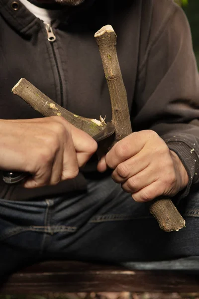 Uomo Più Anziano Che Tradizionale Fionda Forchetta Legno Panchina Nel — Foto Stock