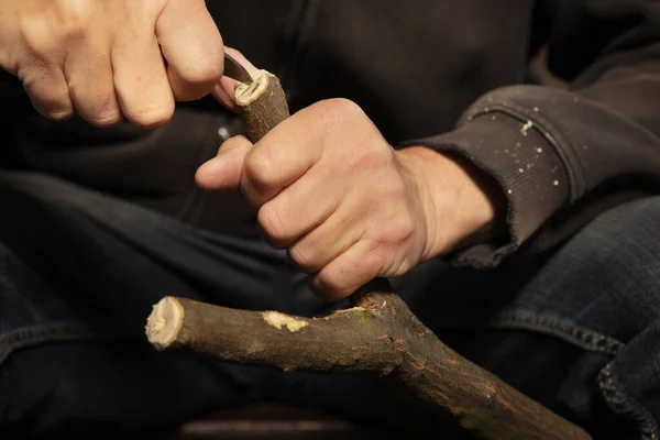 Detaily Praku Výrobu Dřevěné Vidlice Staršího Muže Černé Mikině Kapucí — Stock fotografie