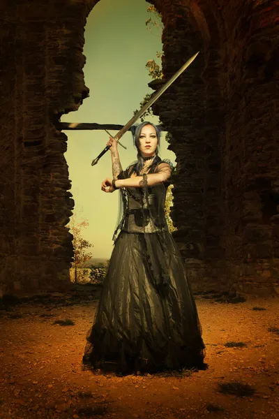 Gizemli Kadın Büyücü Kılıç Büyüyle Harabelerde Savaşmaya Hazır — Stok fotoğraf