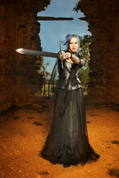 Gizemli Kadın Büyücü Kılıç Büyüyle Harabelerde Savaşmaya Hazır — Stok fotoğraf