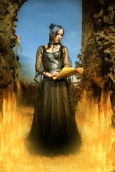 Gizemli Kadın Büyücü Sihirli Alevler Içindeki Parşömenden Büyüler Yapıyor — Stok fotoğraf