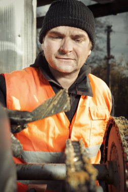 Küçük nehre mikro hidroelektrik santrali kurarken çalışan işçiler