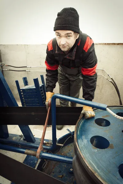 Pracownik Podczas Wodowania Mikroelektrowni Wodnej Małej Rzece — Zdjęcie stockowe