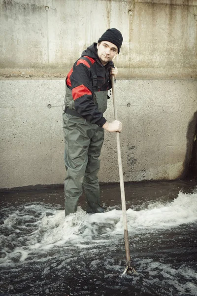 Εργαζόμενος Κατά Διάρκεια Εκτόξευσης Μικρο Υδροηλεκτρικού Σταθμού Μικρό Ποτάμι — Φωτογραφία Αρχείου