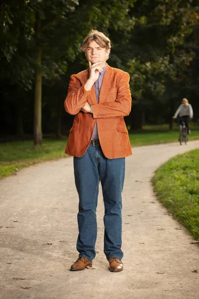 Homme Veste Orange Posant Début Automne Parc Pour Portrait — Photo