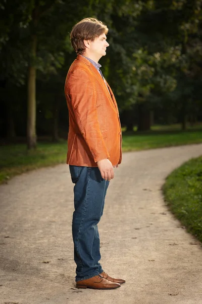 Homme Veste Orange Posant Début Automne Parc Pour Portrait — Photo