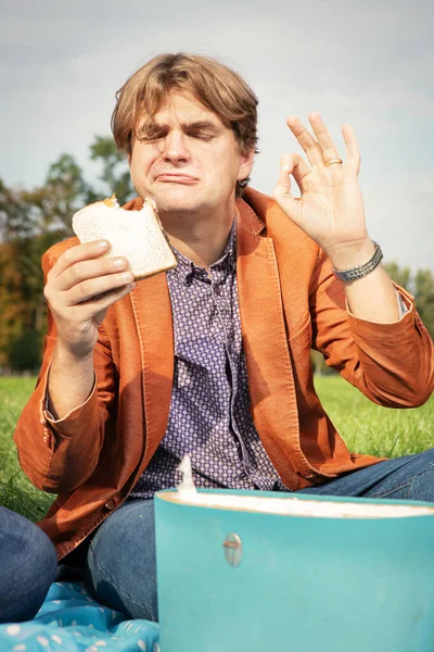 Man Orange Jacket Eating Lunch Early Autumn Park — Stock Photo, Image