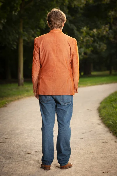Hombre Chaqueta Naranja Posando Parque Principios Otoño Para Retrato — Foto de Stock