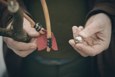 Kış zamanı evde sapanla gezen yetişkin bir adam.