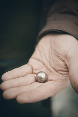 Kış zamanı evde sapanla gezen yetişkin bir adam.