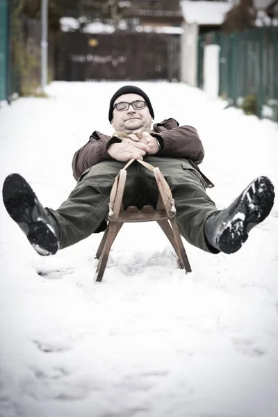 Adult Man Enjoying Winter Classic Retro Wooden Toboggan — Fotografia de Stock