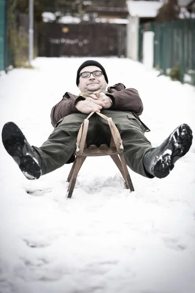 Adult Man Enjoying Winter Classic Retro Wooden Toboggan — Zdjęcie stockowe