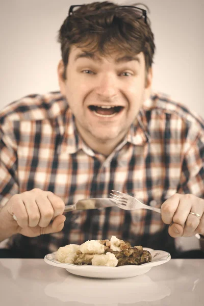 Mann Isst Sein Mittagessen Aus Gebackenem Kaninchenfleisch Und Gnocchi — Stockfoto