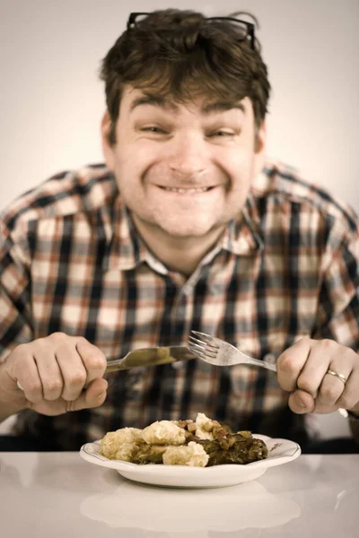 Mann Isst Sein Mittagessen Aus Gebackenem Kaninchenfleisch Und Gnocchi — Stockfoto