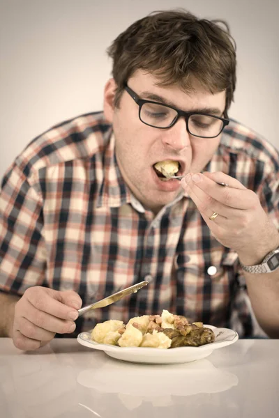 Mann Isst Sein Mittagessen Aus Gebackenem Kaninchenfleisch Und Gnocchi — Stockfoto