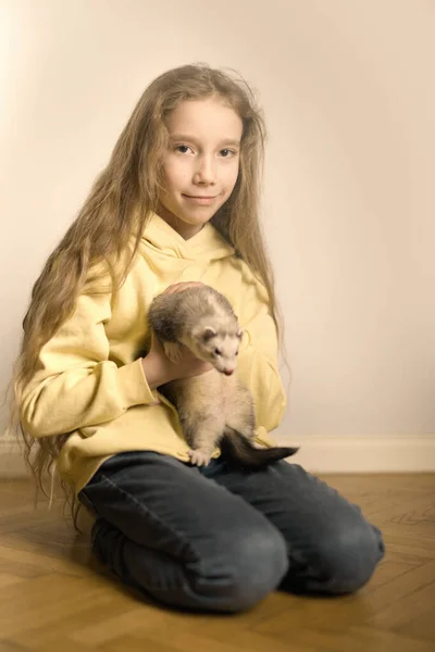 Маленька Дівчинка Піклується Про Дорослого Воронку Жіночу Тварину — стокове фото