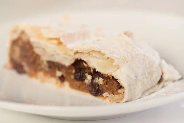 Fabricação Filé Strudel Clássico Com Maçãs Cranberries Nozes Canela — Fotografia de Stock