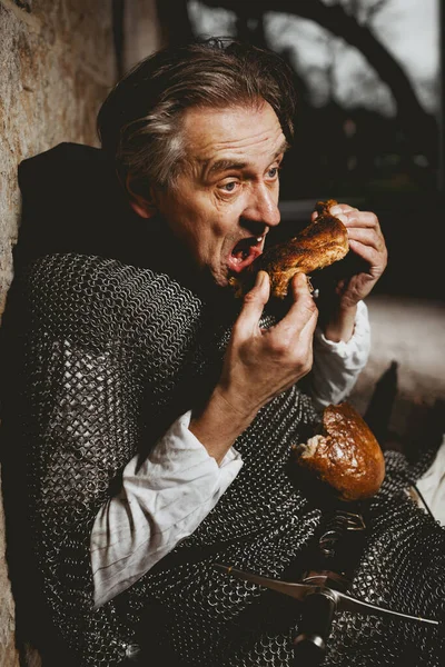 Medieval Infantry Armed Man Guard Castle Gateway Eating His Meal — Stock Photo, Image