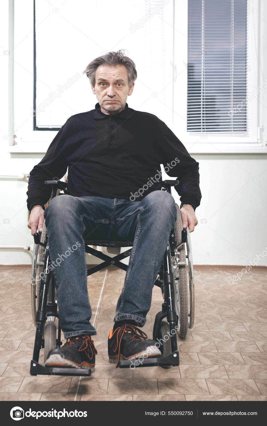 Velho Homem Deficiente Cadeira Rodas Seu Pobre Apartamento — Foto ©  Couperfield #550092750, image size:1067x1700