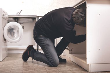 Apartman mutfağını dağıtan yaşlı adam servis dışı.