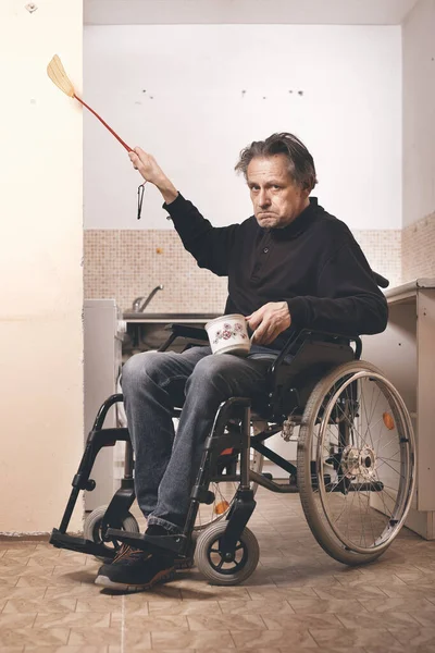 Velho Homem Deficiente Cadeira Rodas Seu Pobre Apartamento — Fotografia de Stock