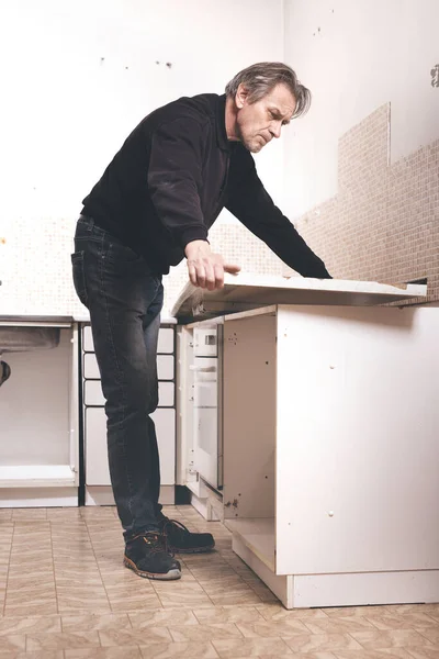 Starszy Mężczyzna Demontaż Kuchnia Mieszkanie Nieczynne — Zdjęcie stockowe