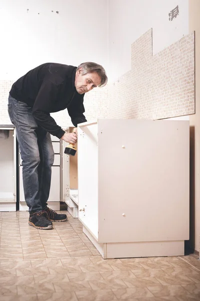 Homem Mais Velho Desmontagem Apartamento Cozinha Fora Serviço — Fotografia de Stock