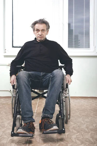 Velho Homem Deficiente Cadeira Rodas Seu Pobre Apartamento — Fotografia de Stock