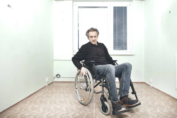 Stary Niepełnosprawny Mężczyzna Wózku Inwalidzkim Jego Biednym Mieszkaniu — Zdjęcie stockowe